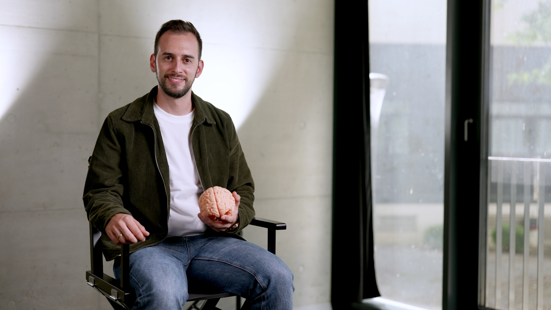 Sebastian Hirm mit Gehirnmodell
